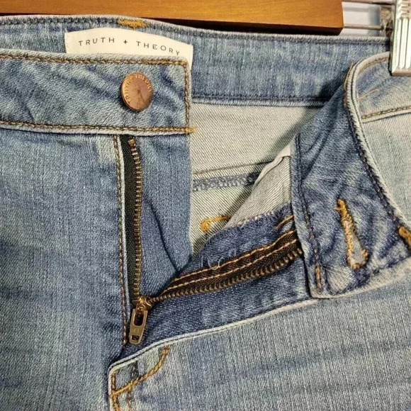 Truth + Theory Size 10 Classic Roll Raw Hem Light Denim Blue Jean Shorts - Picture 5 of 10